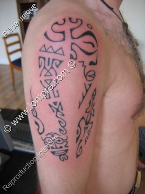 tatau raromatai avec deux tikis